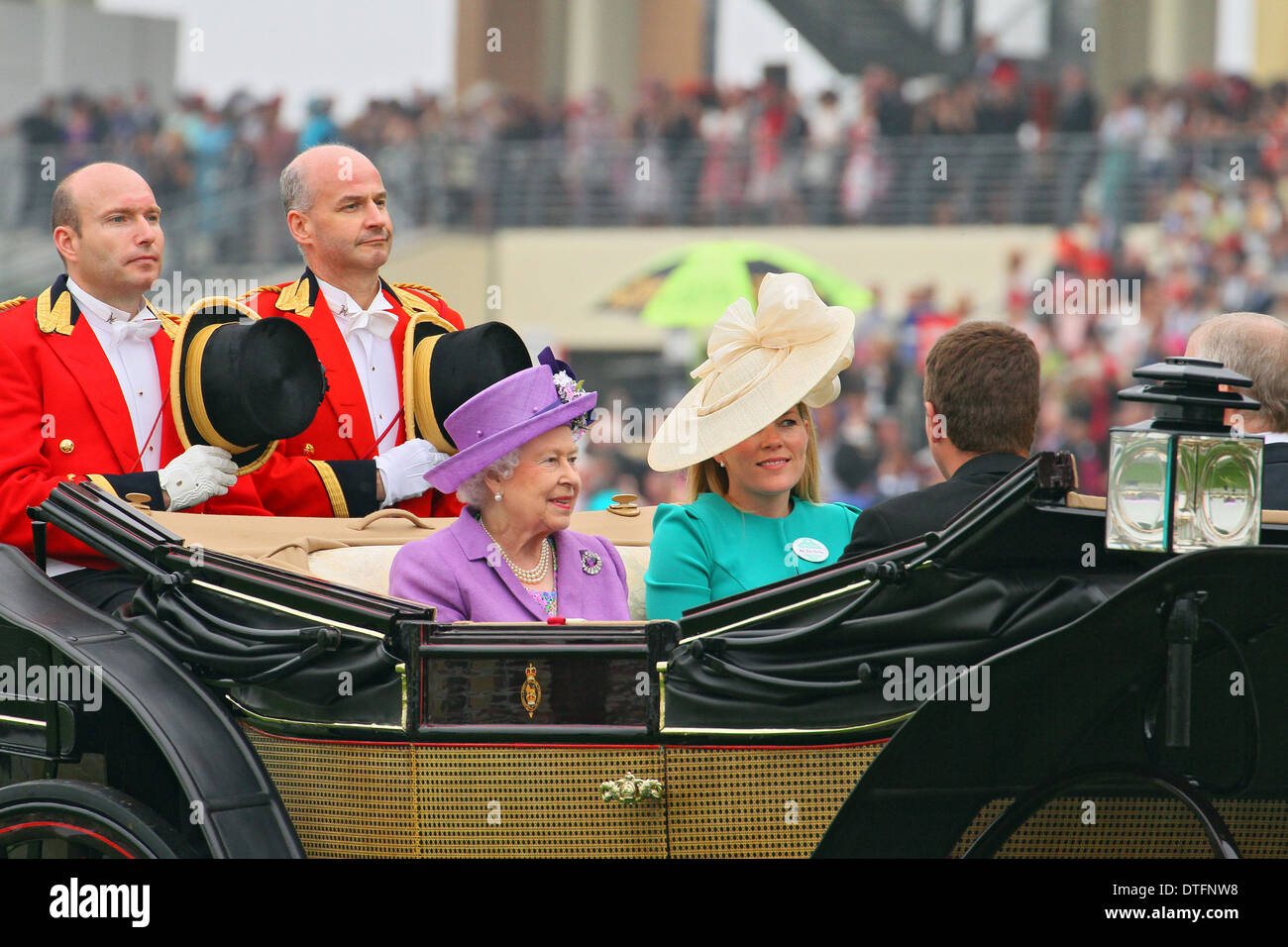Ascot, Regno Unito, Queen Elizabeth II e autunno Phillips seduto in un carrello Foto Stock