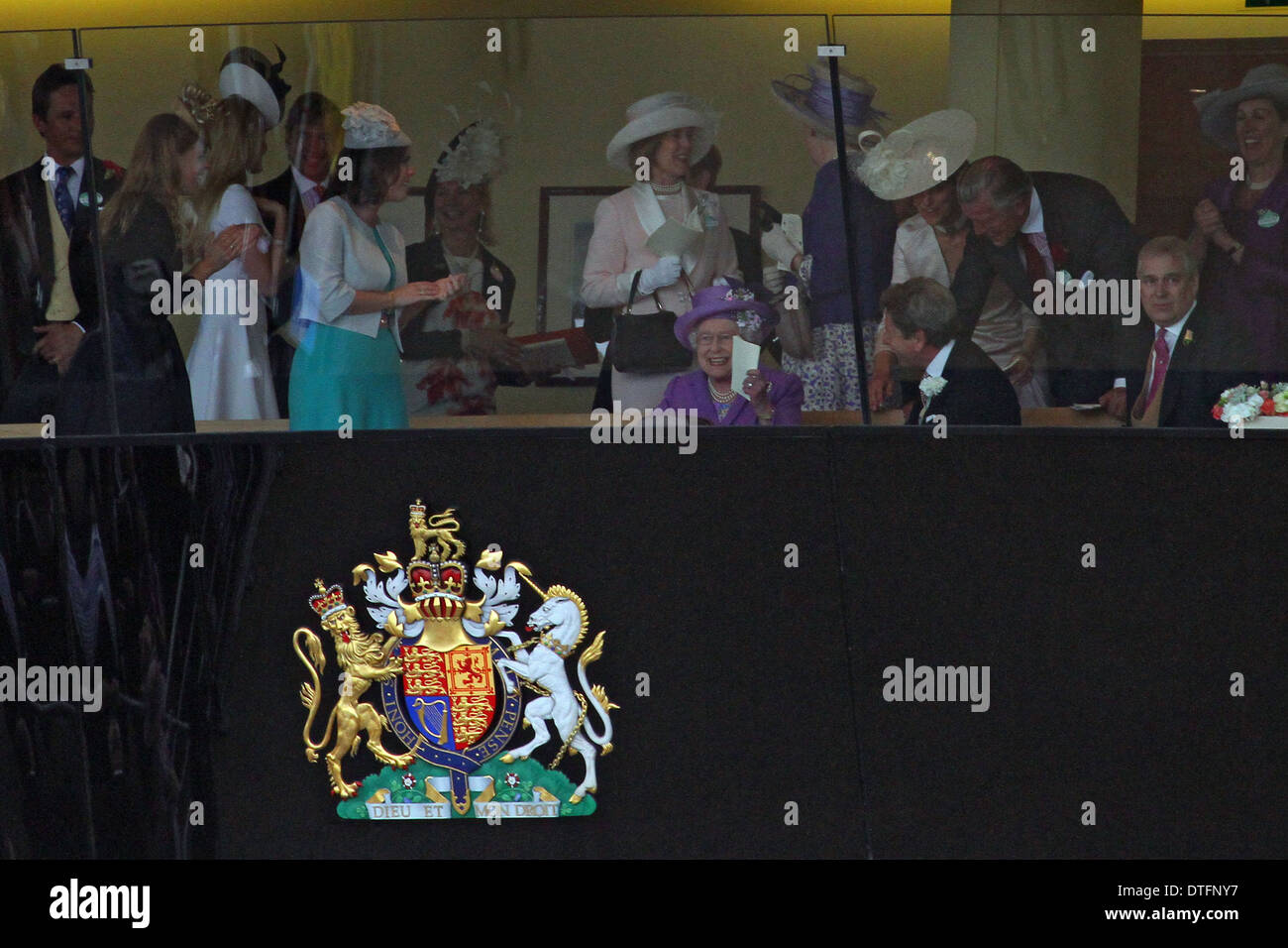 Ascot, Regno Unito, la Regina Elisabetta II e la sua famiglia nel royal box all'ippodromo Foto Stock
