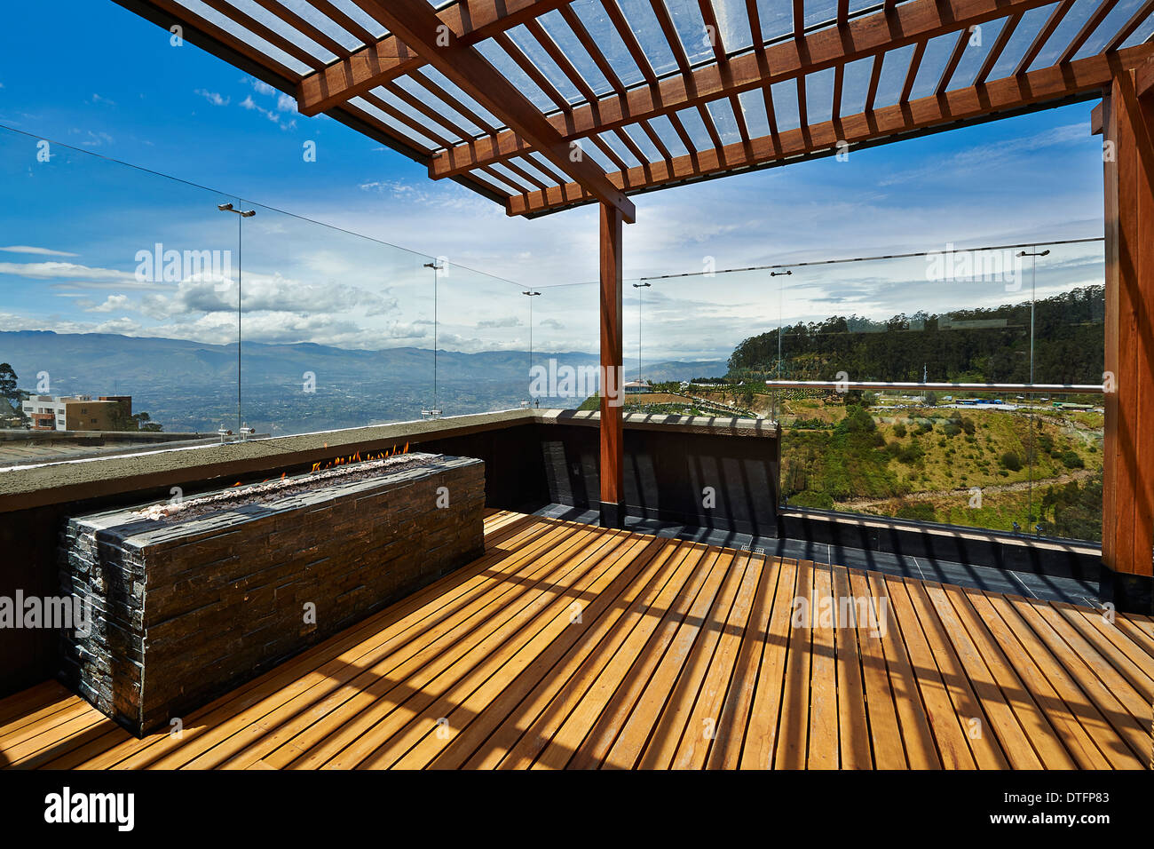 Interior design: bellissima terrazza lounge con pergolato Foto Stock