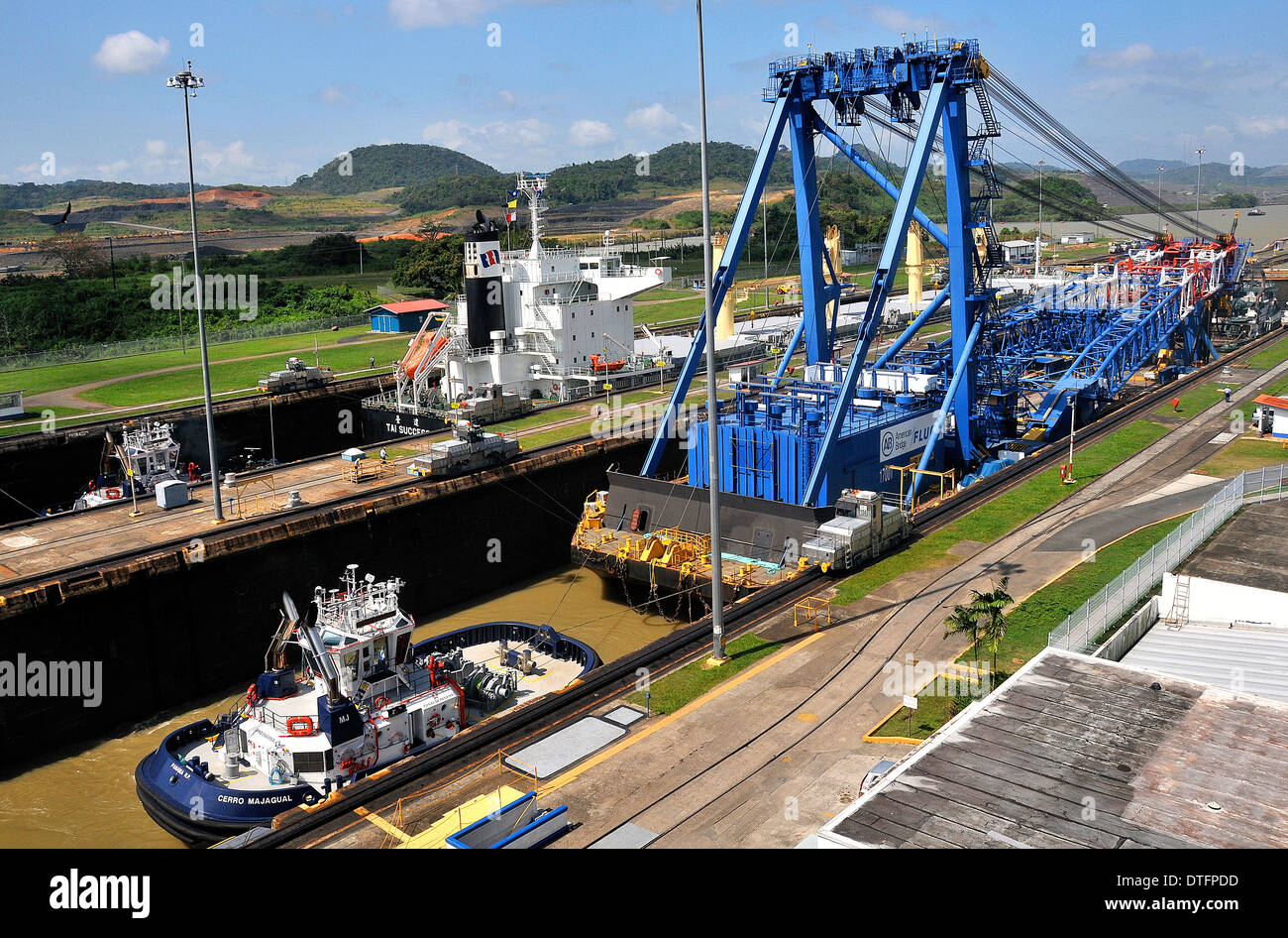 Left Coast Lifter il gigante gru galleggiante di 'American Bridge Fluor' in Panama Canal Miraflores Locks Panama Foto Stock