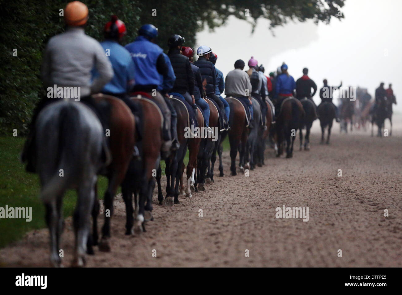 Chantilly, Francia, cavalieri e cavalli in corsa la mattina Foto Stock