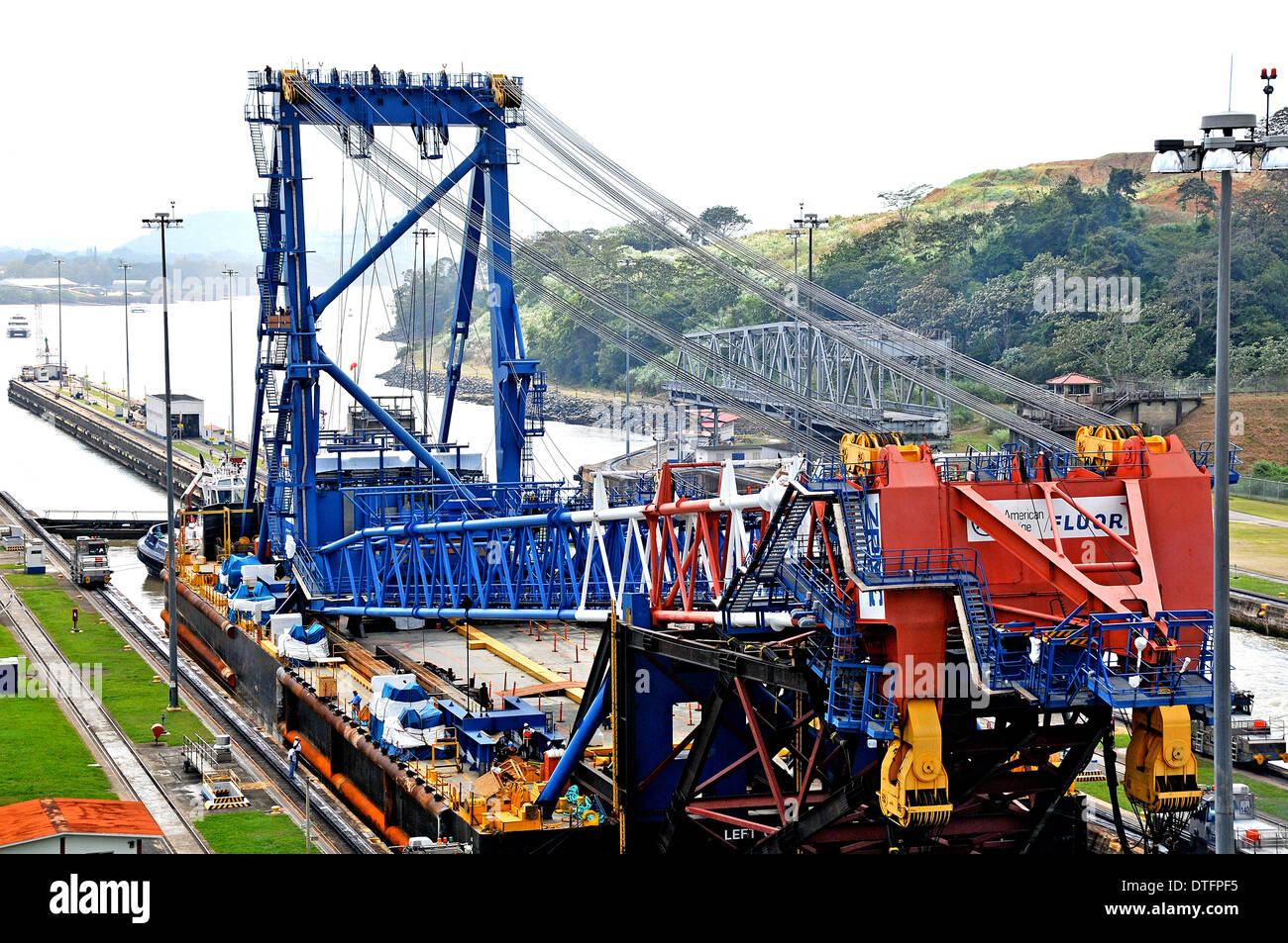 Left Coast Lifter, la gigantesca gru galleggiante di 'American Bridge Fluor' in Panama Canal Miraflores Locks Panama Foto Stock