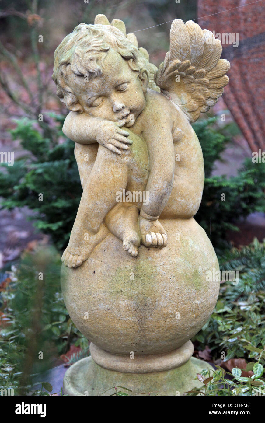 Berlino, Germania, Angelo figura su una tomba Foto Stock