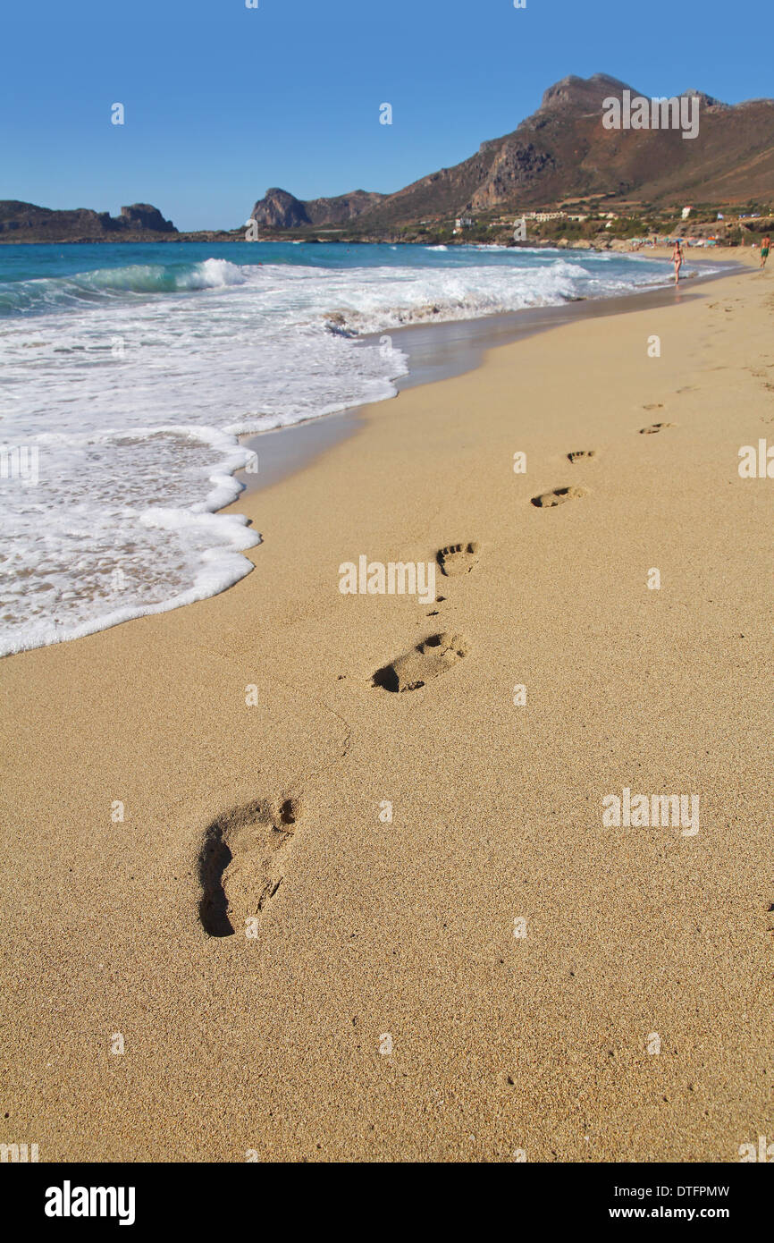 Impronte sulla bellissima spiaggia di Falassarna, Creta Foto Stock