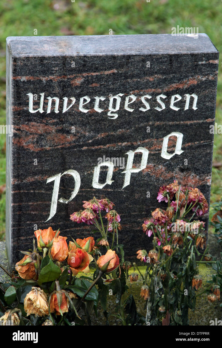 Berlino, Germania, tomba di pietra con la scritta- Unforgotten Papa Foto Stock