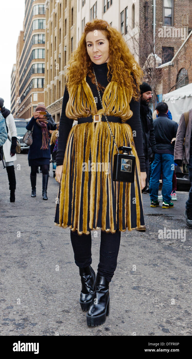 Un elegante New Yorker in posa le strade durante la settimana della moda di New York City - Febbraio 9, 2014 - Foto: Pista Manhattan/Thomas B. Ling/picture alliance Foto Stock