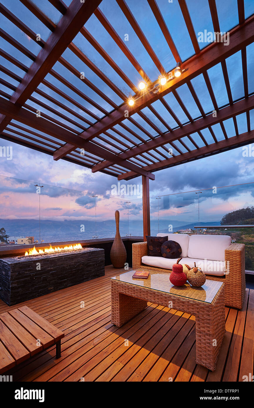 Interior design: Bella terrazza moderna lounge con pergolato al tramonto Foto Stock