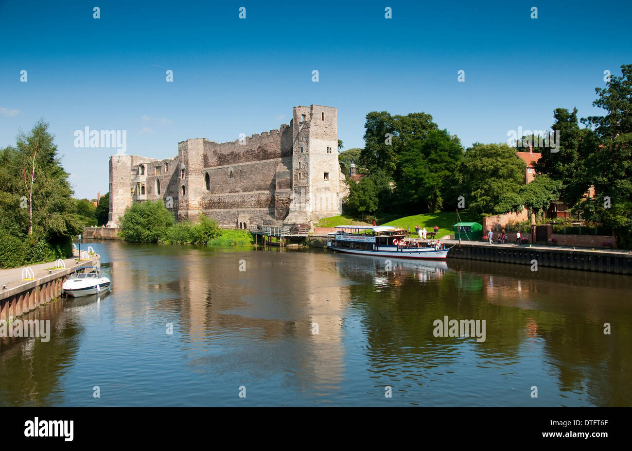 Newark Castle sul fiume Trent, Nottinghamshire England Regno Unito Foto Stock