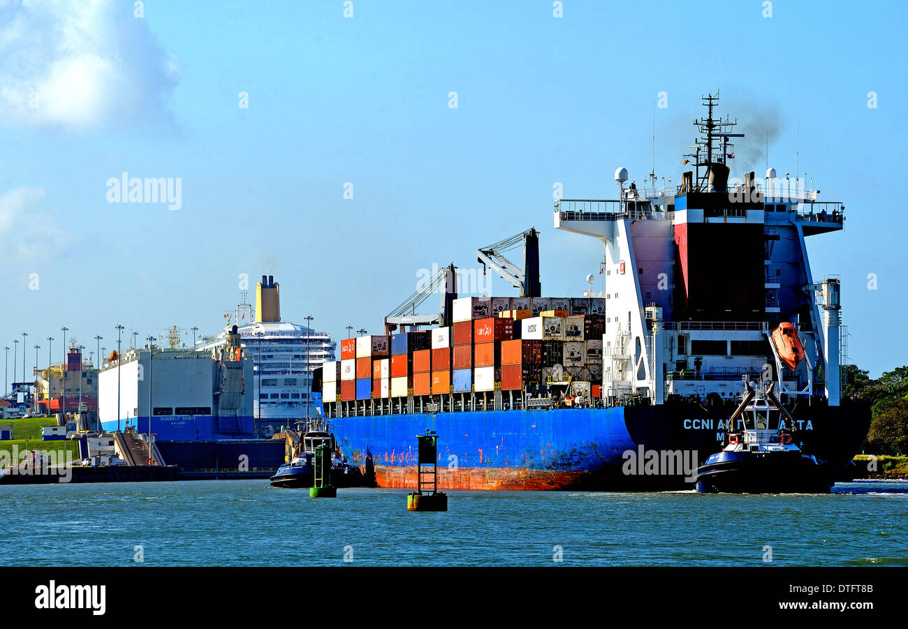Contenitore nave in attesa di entrare nel canale di Panama serrature Gatun Colon Panama Foto Stock