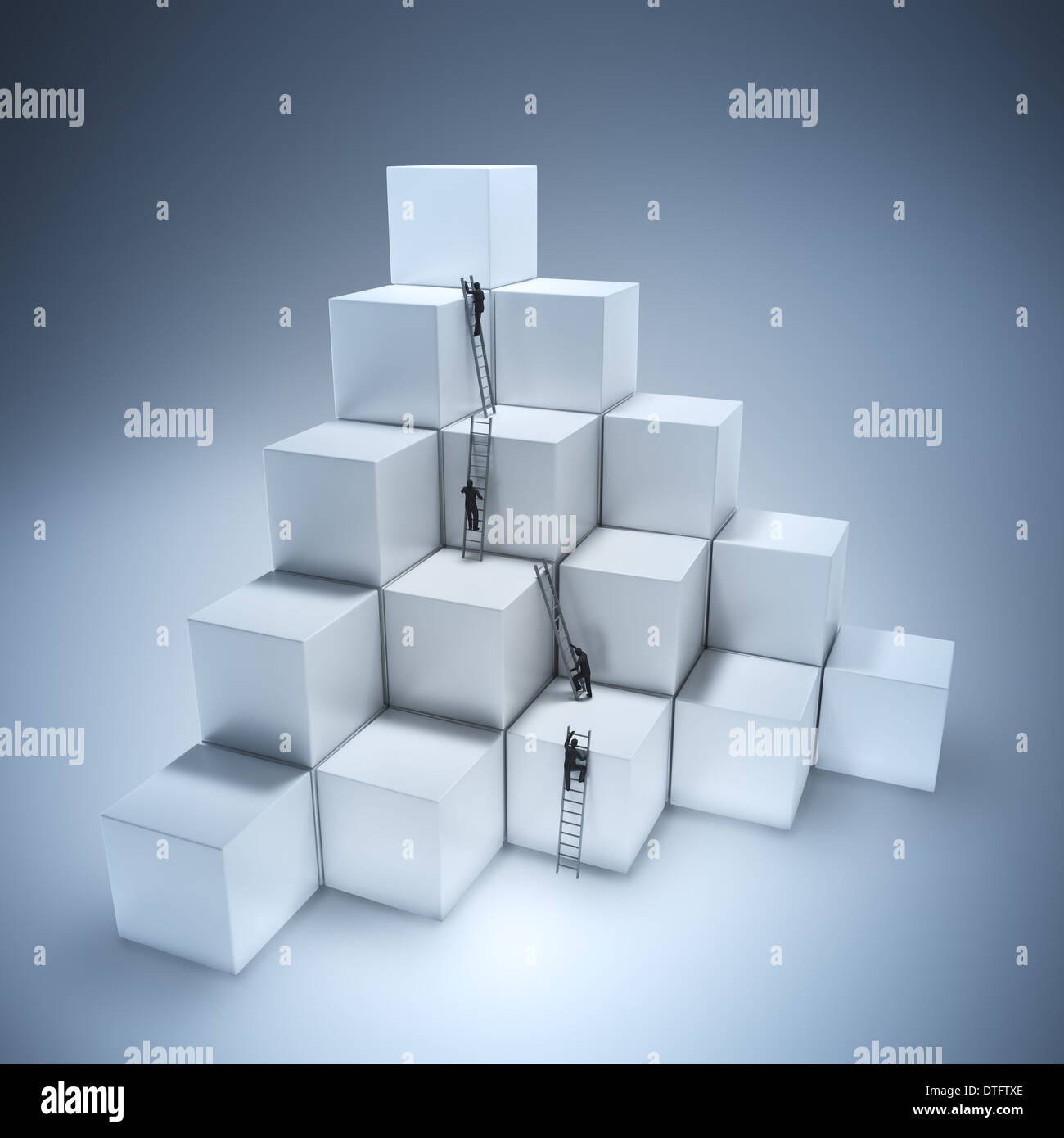 Tiny persone salire le scale per arrivare al top. Il lavoro di squadra e il concetto di concorrenza. Foto Stock