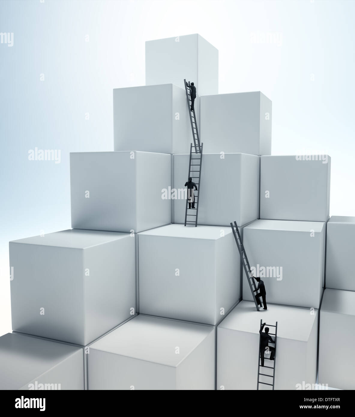 Tiny persone salire le scale per arrivare al top. Il lavoro di squadra e il concetto di concorrenza. Foto Stock