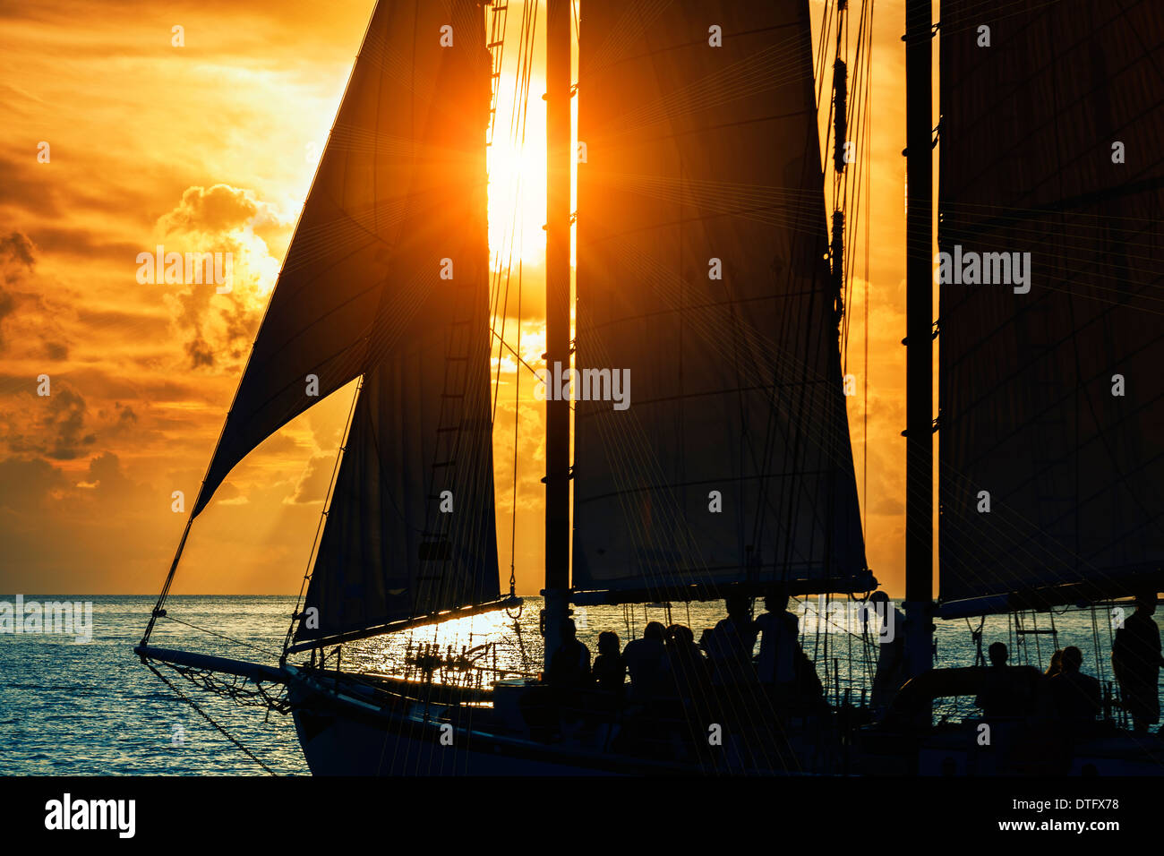 Vista delle barche a vela in mare al tramonto Foto Stock