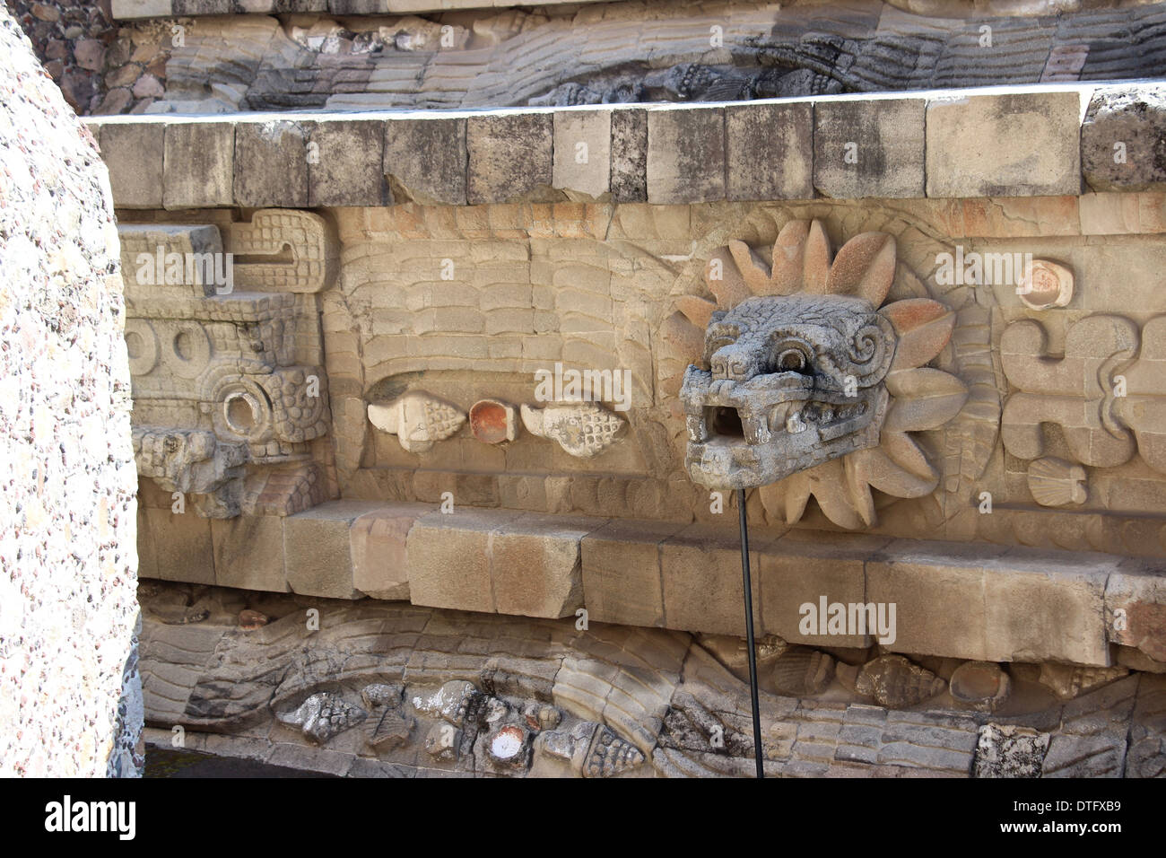 Decorazione del serpente piumato tempio, Teotihuacan, Messico - antica civiltà azteca Foto Stock
