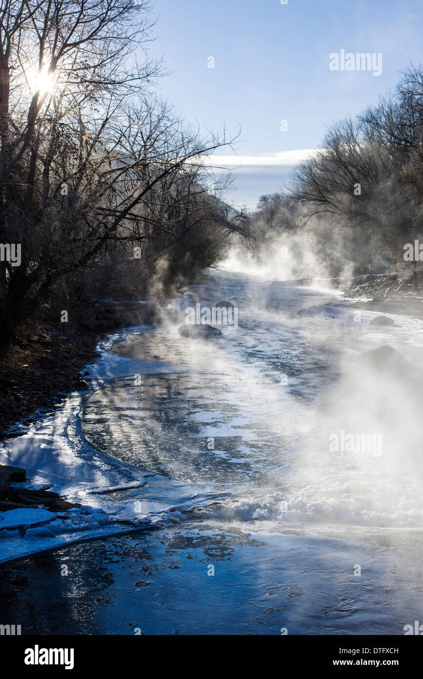 Vapore sorge su un sub-zero mattina dalla neve e ghiaccio soffocato Arkansas River, che corre attraverso la storica Salida, Colorado, STATI UNITI D'AMERICA Foto Stock