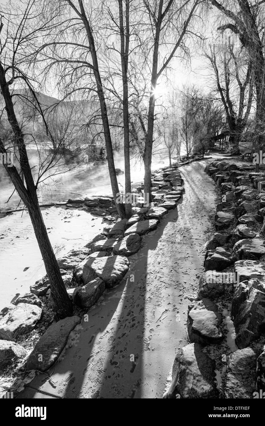 Bianco & Nero vista di neve e ghiaccio su un sentiero lungo il fiume Arkansas che corre attraverso il quartiere storico di salida, CO Foto Stock