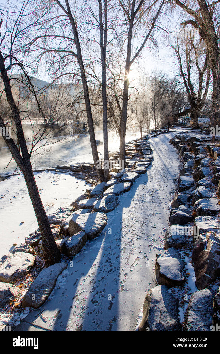 Neve e ghiaccio su un sentiero lungo il fiume Arkansas che corre attraverso il quartiere del centro storico di salida, Colorado, STATI UNITI D'AMERICA Foto Stock