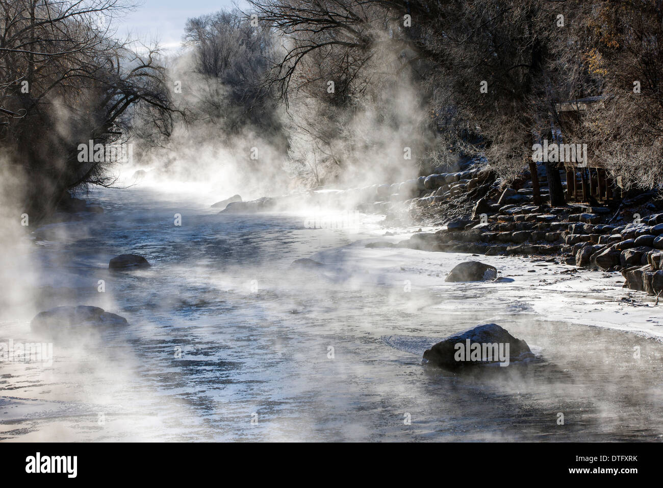 Vapore sorge su un sub-zero mattina dalla neve e ghiaccio soffocato Arkansas River, che corre attraverso la storica Salida, Colorado, STATI UNITI D'AMERICA Foto Stock