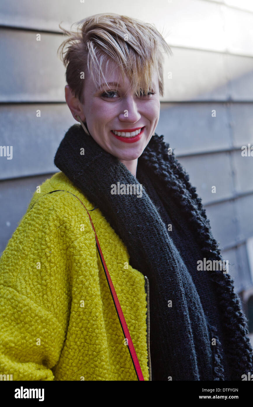 Alison Taylor in posa sulla strada durante la settimana della moda di New York - Febbraio 7, 2014 - Foto: Pista Manhattan/Thomas B. Ling/picture alliance Foto Stock