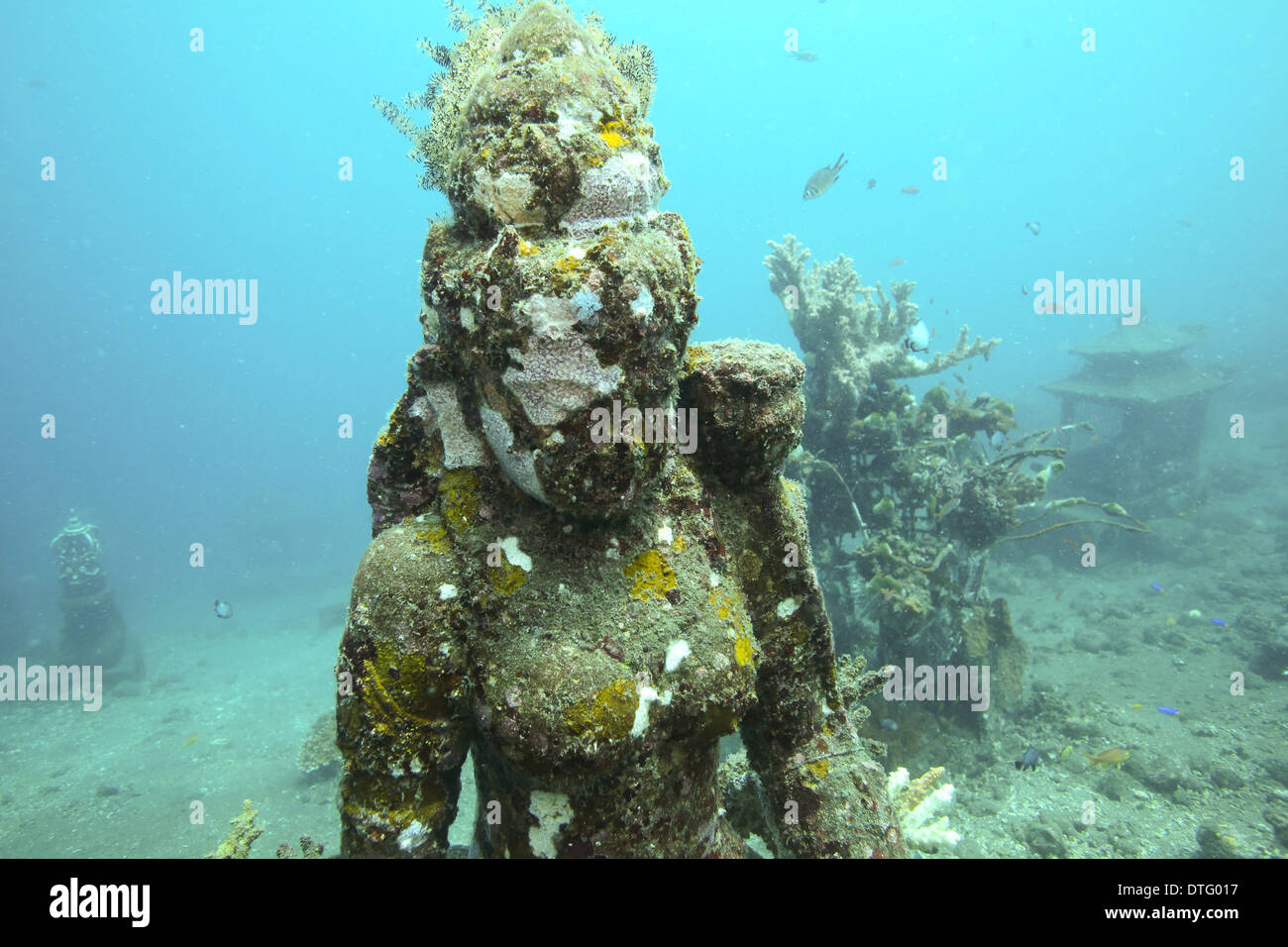 Divinità indù statua di pietra sul oceano pavimento in Amed, east Bali Foto Stock