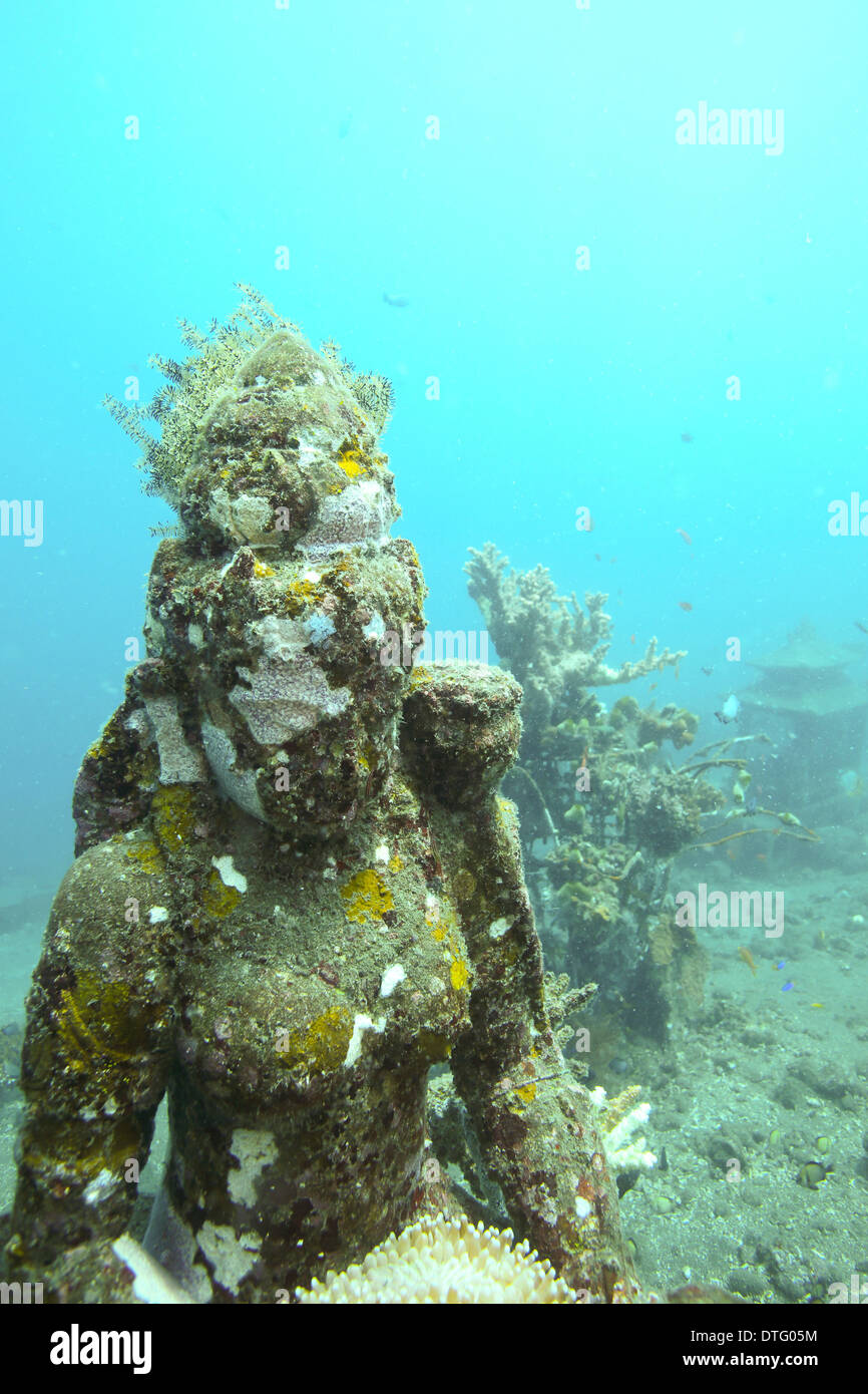 Divinità indù statua di pietra sul oceano pavimento in Amed, east Bali Foto Stock