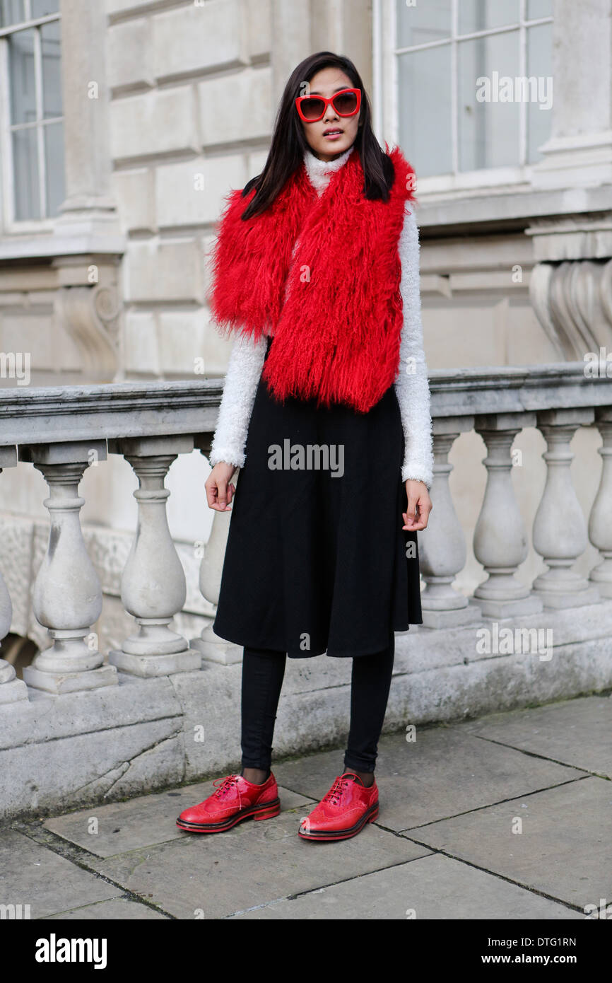 Londra, Regno Unito. 15 feb 2014. Modello Thuy Hoang arrivando a Somerset House Credito: dpa picture alliance/Alamy Live News Foto Stock