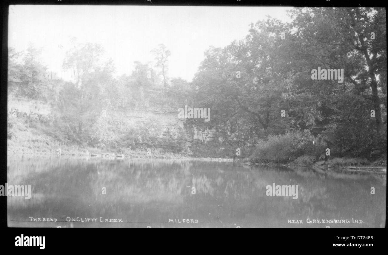 Questa cartolina dell'inizio del XX secolo cattura una vista panoramica della curva di Clifty Creek, situata a Milford, Ohio. L'immagine riflette la bellezza naturale e il fascino storico della zona. Foto Stock