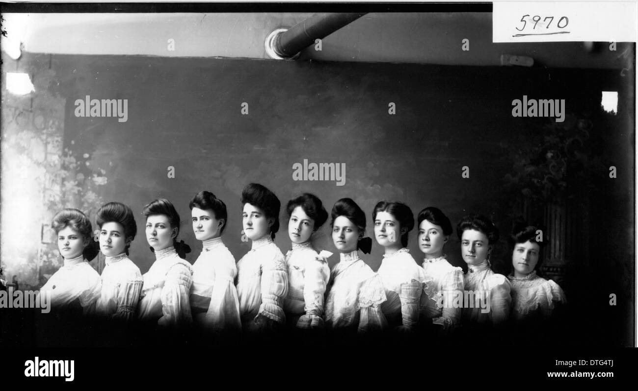 Uno storico ritratto di gruppo di donne del 1904, che cattura le donne in un ambiente formale. Questa fotografia, parte della collezione digitale della Miami University, mette in evidenza la moda e la cultura sociale dei primi anni del XX secolo. Foto Stock