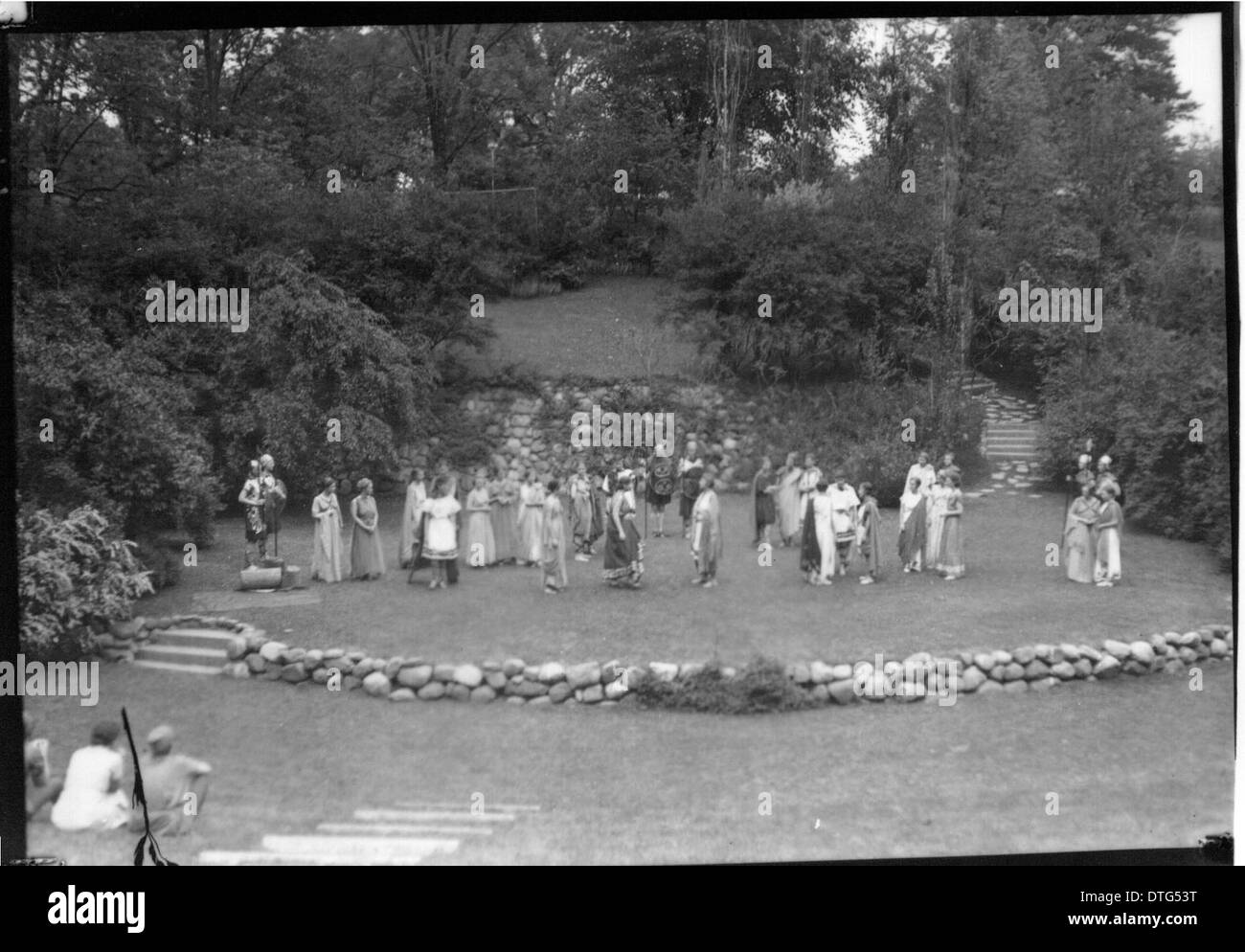 Una fotografia del 1933 di donne studentesse che partecipano a produzioni teatrali all'aperto durante il Tree Day al Western College, evidenziando le attività extracurriculari e l'educazione femminile alla Miami University in Ohio. Foto Stock