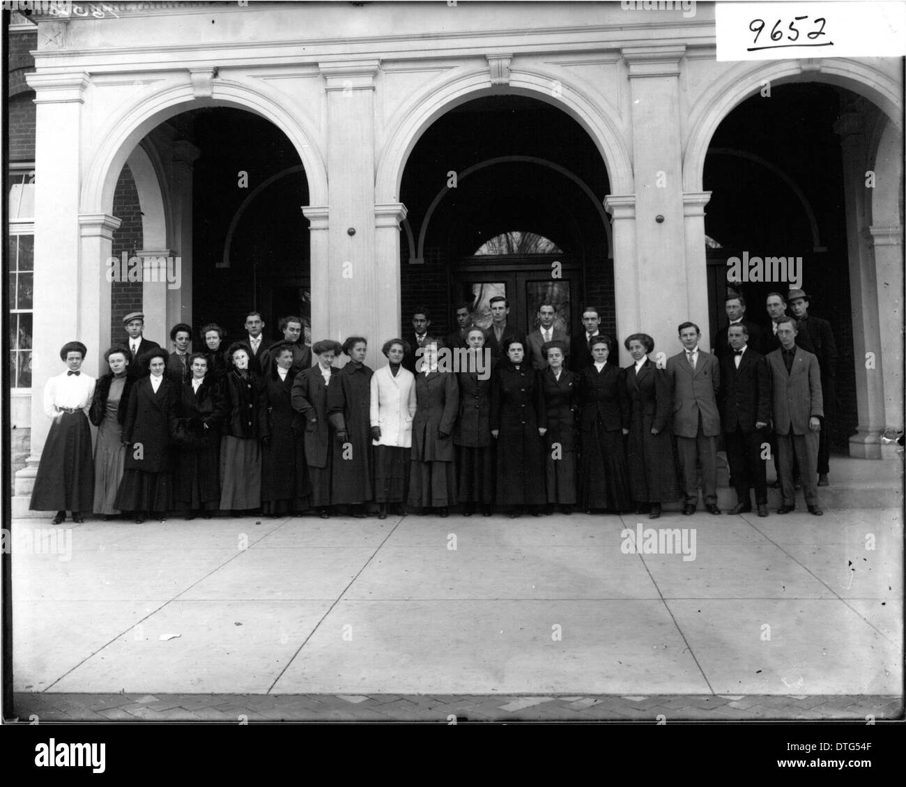 Una fotografia storica del 1909 che mostra i membri del Manual Arts Club dell'Ohio State Normal College. Il club si è concentrato sull'educazione professionale e sull'educazione femminile durante questo periodo, evidenziando il coinvolgimento degli studenti nelle arti e nell'istruzione. Foto Stock
