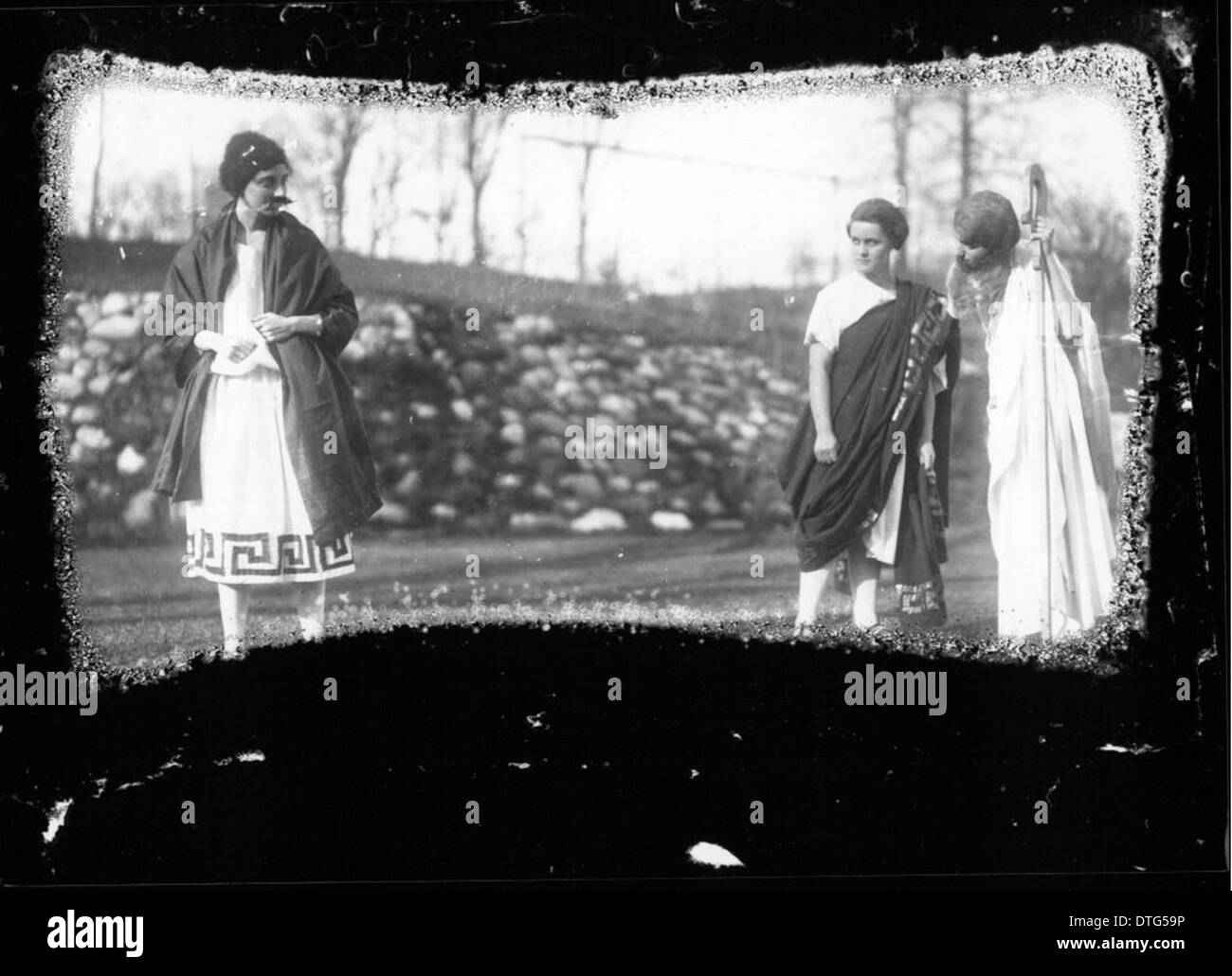 Questa fotografia cattura gli attori che si esibiscono in una produzione teatrale all'aperto. La scena mette in evidenza i costumi e l'ambiente all'aperto, riflettendo il significato del teatro nell'educazione e nella vita della comunità, in particolare presso la Miami University di Oxford, Ohio. Foto Stock