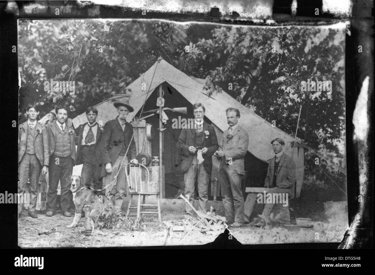 Un gruppo di uomini e cane in campeggio n.d. Foto Stock