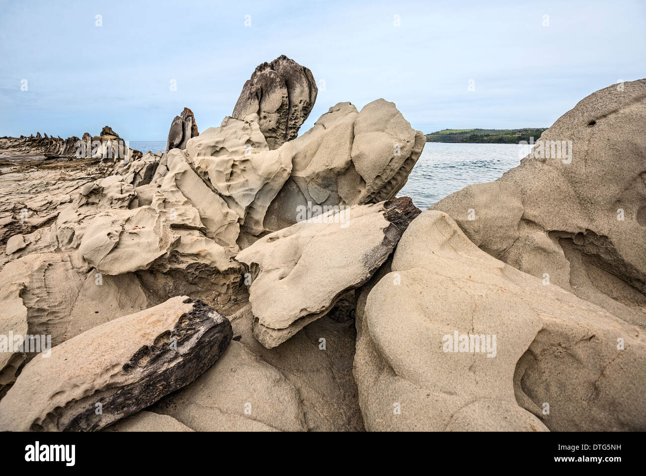 Drammatica roccia lavica formazione denominato Dragon's denti in Maui. Foto Stock