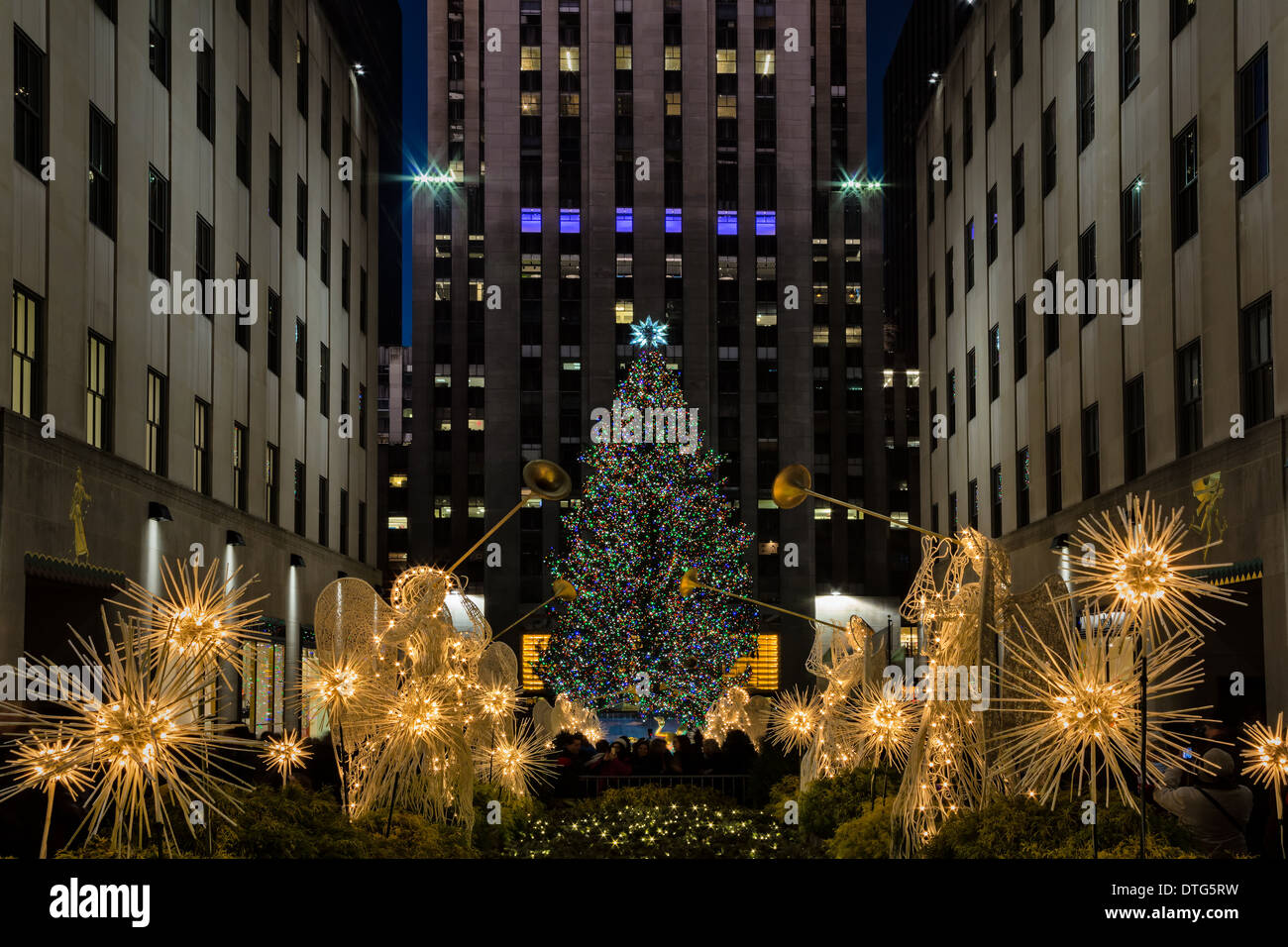 Inizio serata al Rockefeller Center con il luminoso e colorato albero di Natale e decorazioni di vacanza. Foto Stock