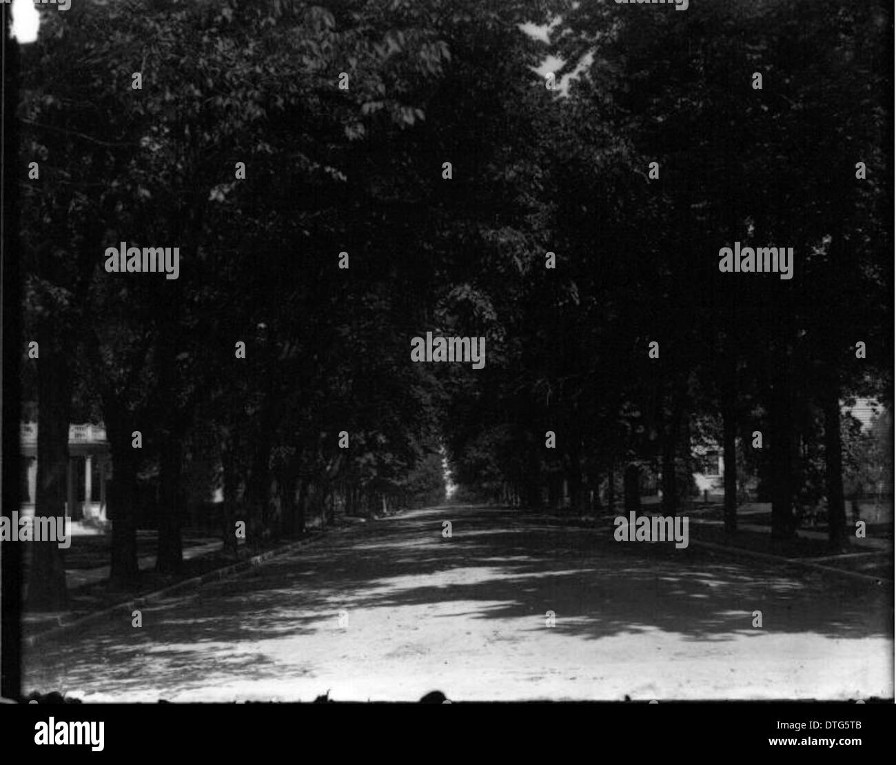 Questa fotografia storica mostra Church Street che guarda a est da College Avenue, una zona residenziale di Oxford, Ohio. L'immagine cattura gli alberi che fiancheggiano la strada e l'architettura del tempo, dando uno sguardo alla vita passata di una tranquilla zona residenziale all'inizio del XX secolo. Foto Stock