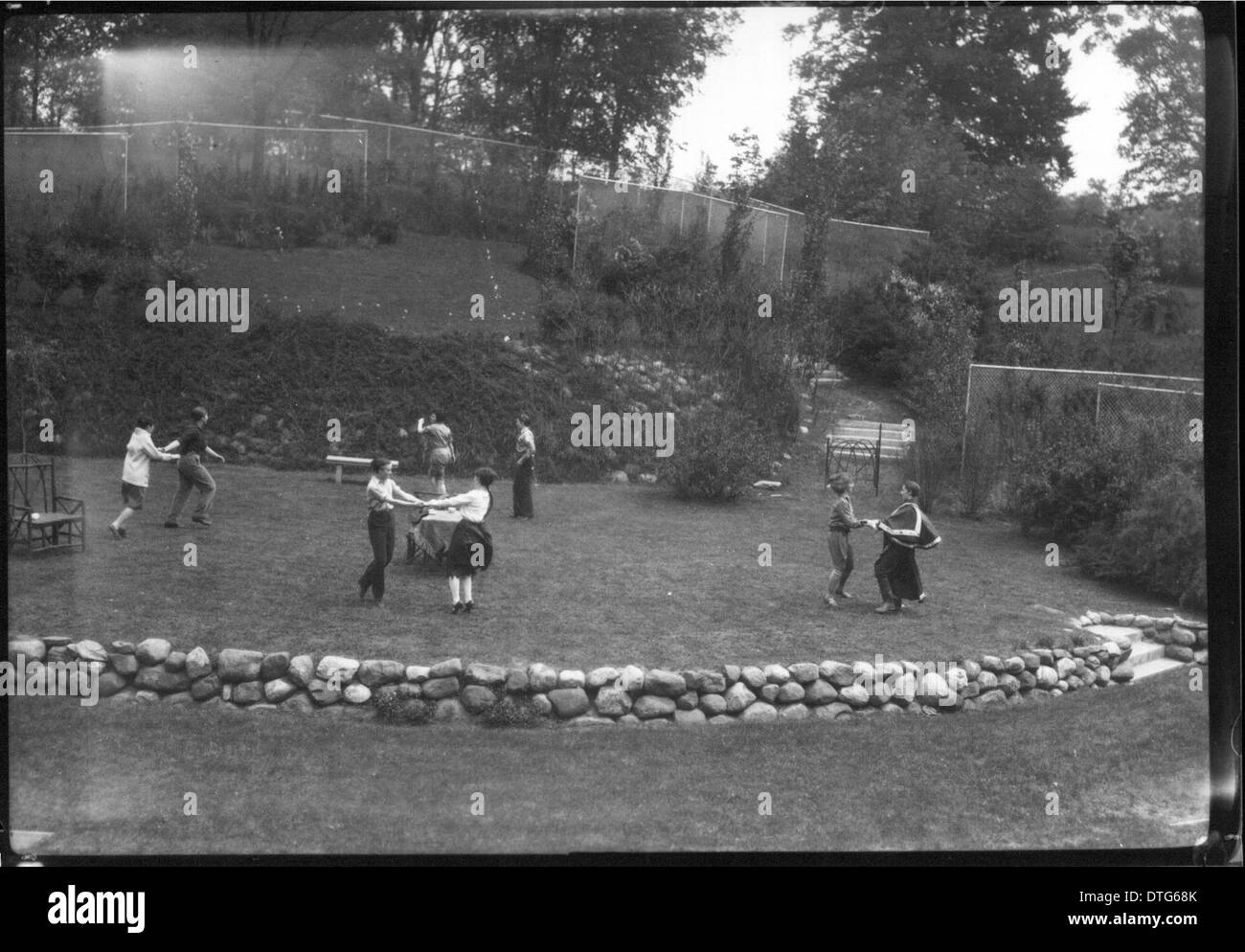 Una fotografia storica del 1926 raffigurante le produzioni teatrali all'aperto tenute al Western College di Oxford, Ohio. Questo evento, che celebra l'educazione delle donne, fa parte del patrimonio culturale dell'università. L'immagine cattura lo spirito della vita studentesca e l'importanza delle esibizioni all'aperto all'inizio del XX secolo all'Università di Miami. Foto Stock