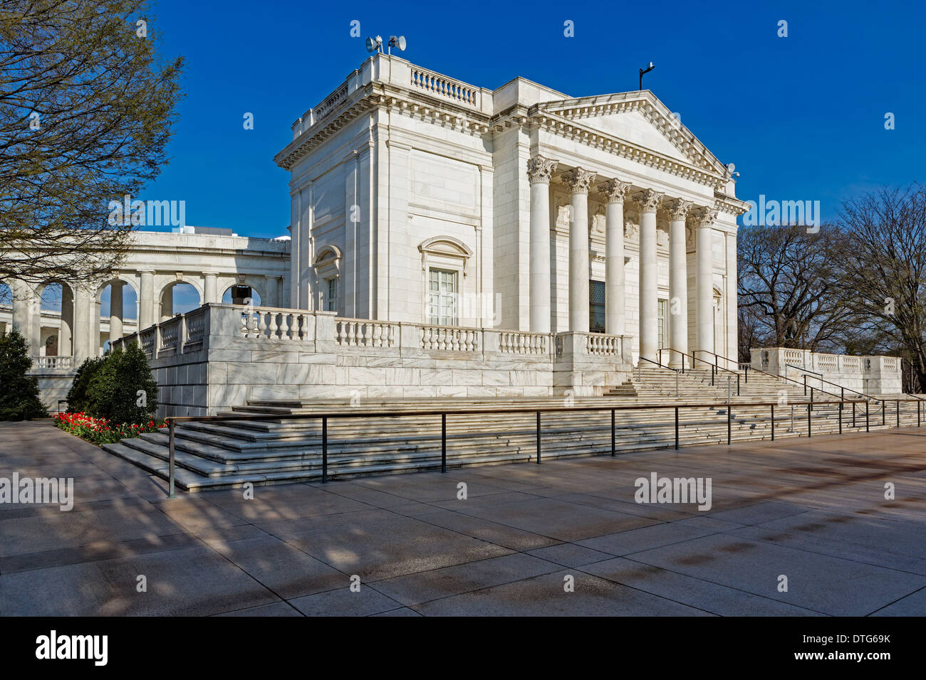 Una vista per i dettagli architettonici del Arlington Memorial anfiteatro presso il Cimitero Nazionale di Arlington, in Virginia. L'Anfiteatro è situato accanto a La tomba del Soldato sconosciuto. Foto Stock