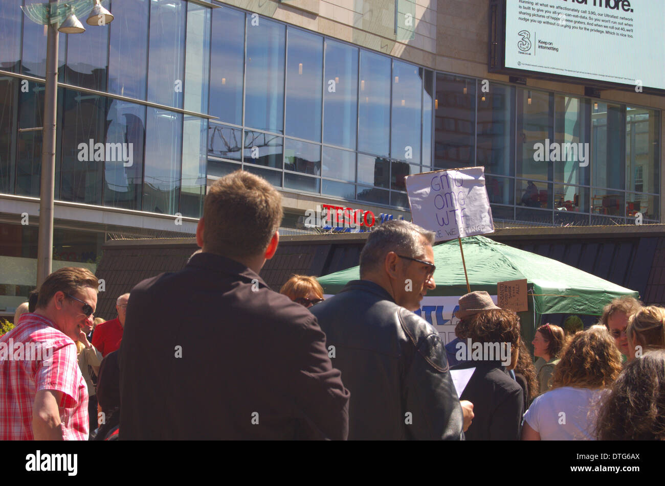 Glasgow, Scozia, 25 maggio 2013. Solo uso editoriale. Anti-OGM dimostrazione in Saint Enoch Square. Foto Stock