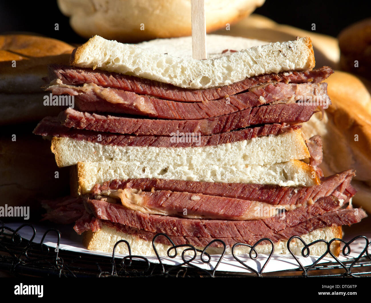 Grandi arrosti di carne salata con un sandwich Foto Stock