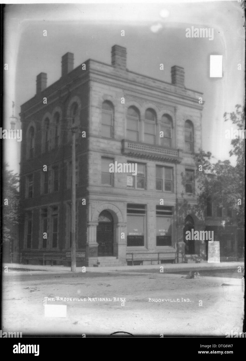 L'immagine da cartolina della Brookville National Bank di Oxford, Ohio, cattura lo stile architettonico dei primi anni del XX secolo. L'edificio fa parte della collezione storica delle biblioteche della Miami University. Foto Stock