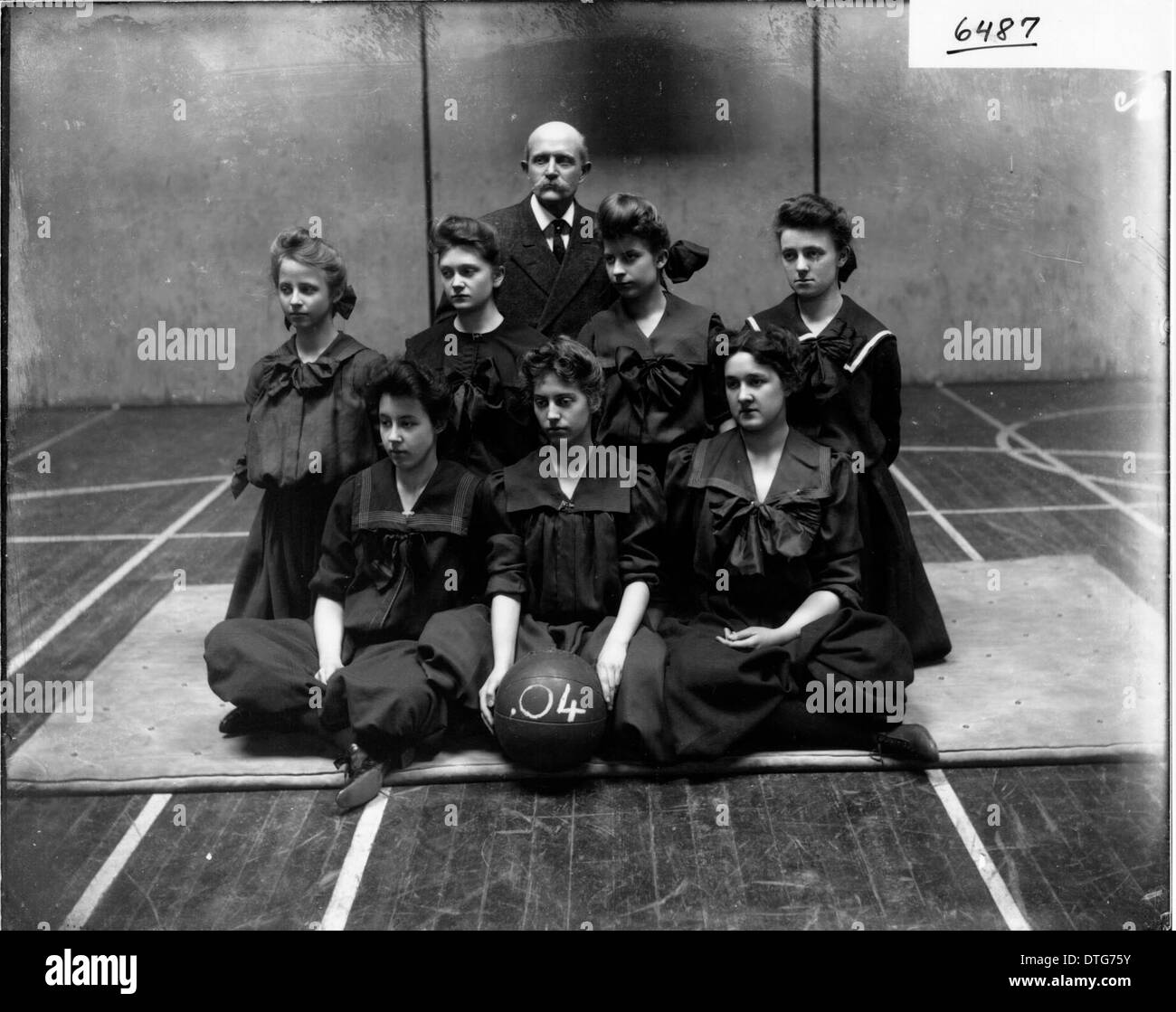 La squadra di basket femminile del 1905 della Miami University mette in mostra le prime partecipazioni femminili negli sport universitari. Questa foto storica mette in evidenza l'atletismo e il contesto sociale delle donne nello sport dell'epoca. Foto Stock