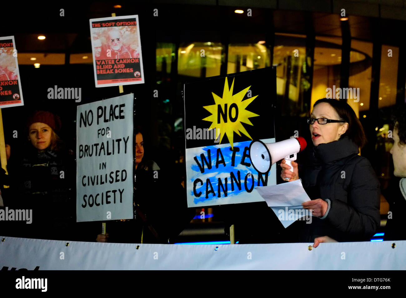 Una riunione di consultazione MOPAC cannone ad acqua impegno era frequentato dai manifestanti tra cui Dietrich Wagner, un pensionato tedesco che è stato accecato da cannone.Suan Matthews, madre di Alfie Meadows. Foto Stock