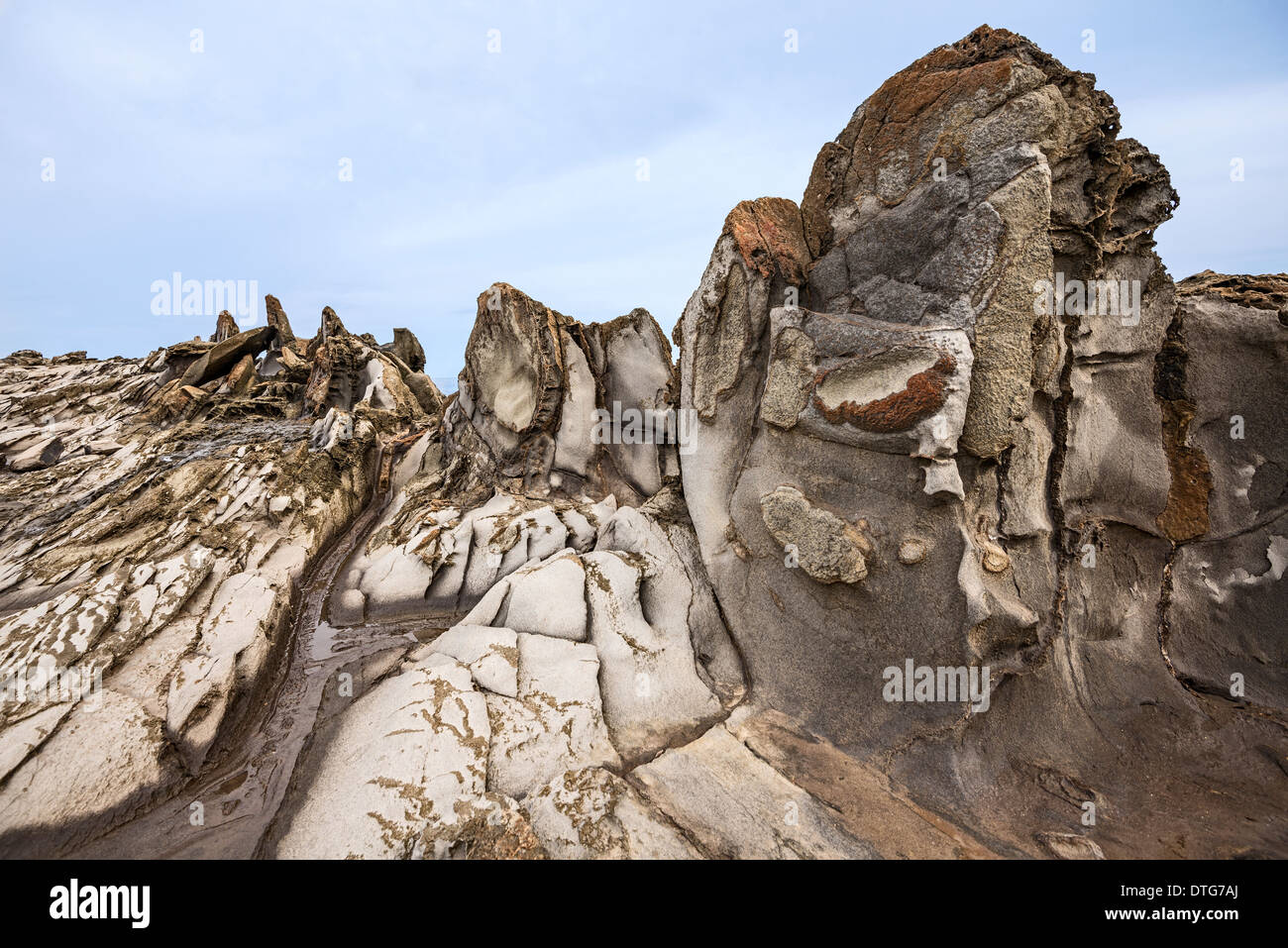 Drammatica roccia lavica formazione denominato Dragon's denti in Maui. Foto Stock