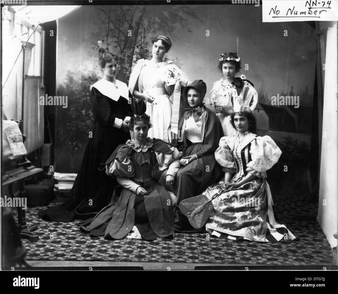 Questo ritratto di gruppo mostra le donne vestite con costumi, probabilmente di una produzione teatrale o di un evento educativo. La fotografia, scattata all'Università di Miami, riflette l'educazione storica delle donne e le dinamiche di gruppo all'inizio del XX secolo. Foto Stock