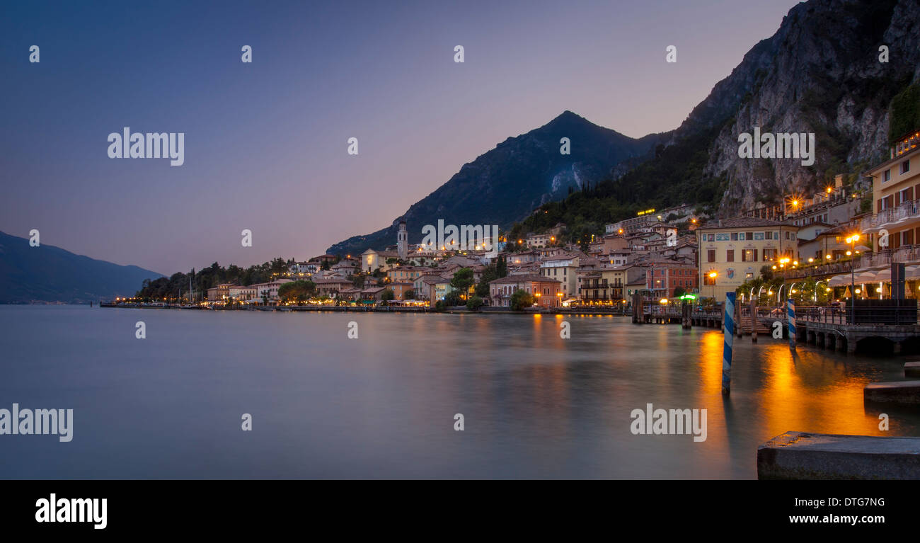 Vista serale di Limone lungo le rive del Lago di Garda, Lombardia, Italia Foto Stock