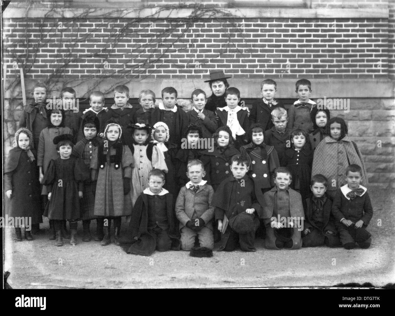 Questa fotografia di classe mostra gli studenti della Oxford Public School, che catturano un momento storico nella storia della scuola. L'immagine mostra gruppi di bambini con i loro insegnanti, dando uno sguardo alla vita scolastica di Oxford, Ohio, durante il periodo in cui è stata scattata la foto. Foto Stock