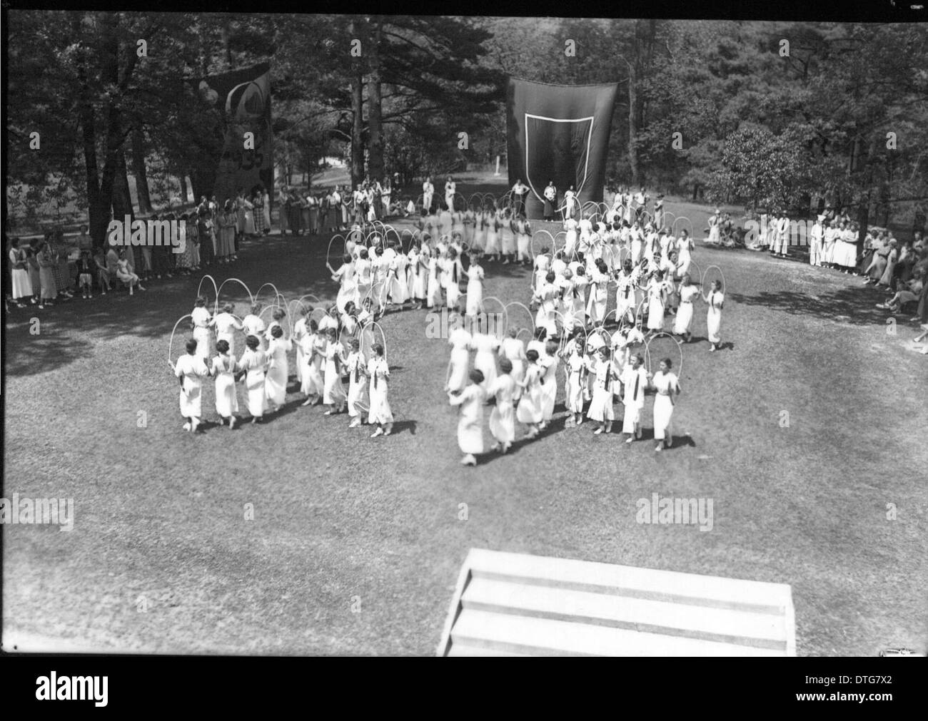 Il 1934 Tree Day al Western College di Oxford, Ohio, ha caratterizzato produzioni teatrali all'aperto come parte delle iniziative educative femminili, riflettendo il ruolo delle arti nel mondo accademico durante i primi anni del XX secolo. Foto Stock
