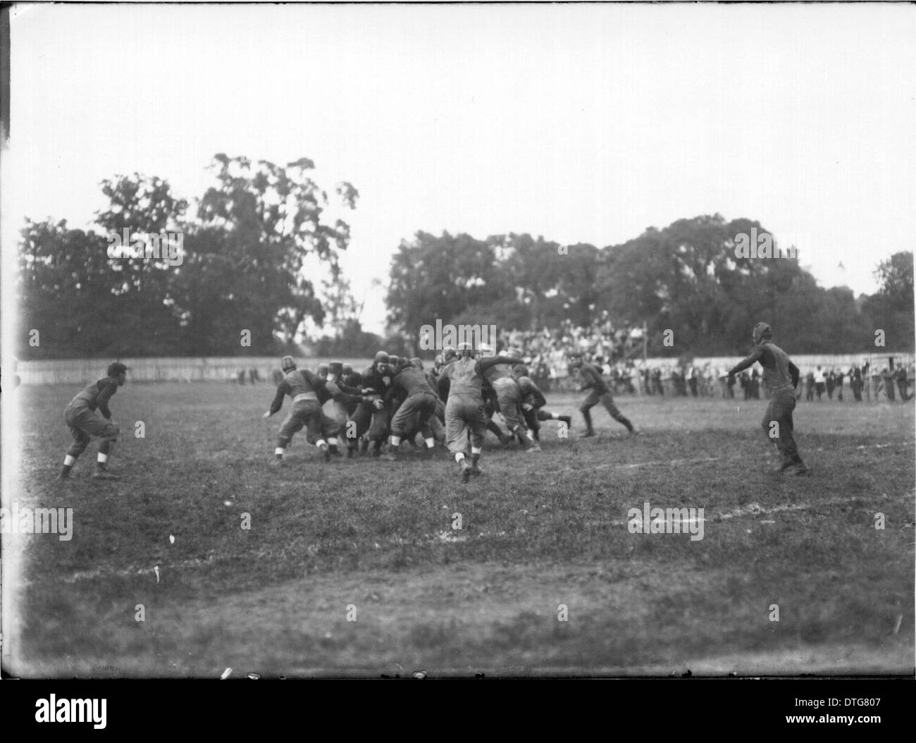 Questa fotografia cattura un momento della partita di football del 1911 tra Miami University e Wilmington, che documenta un primo pezzo della storia del college football americano. Foto Stock