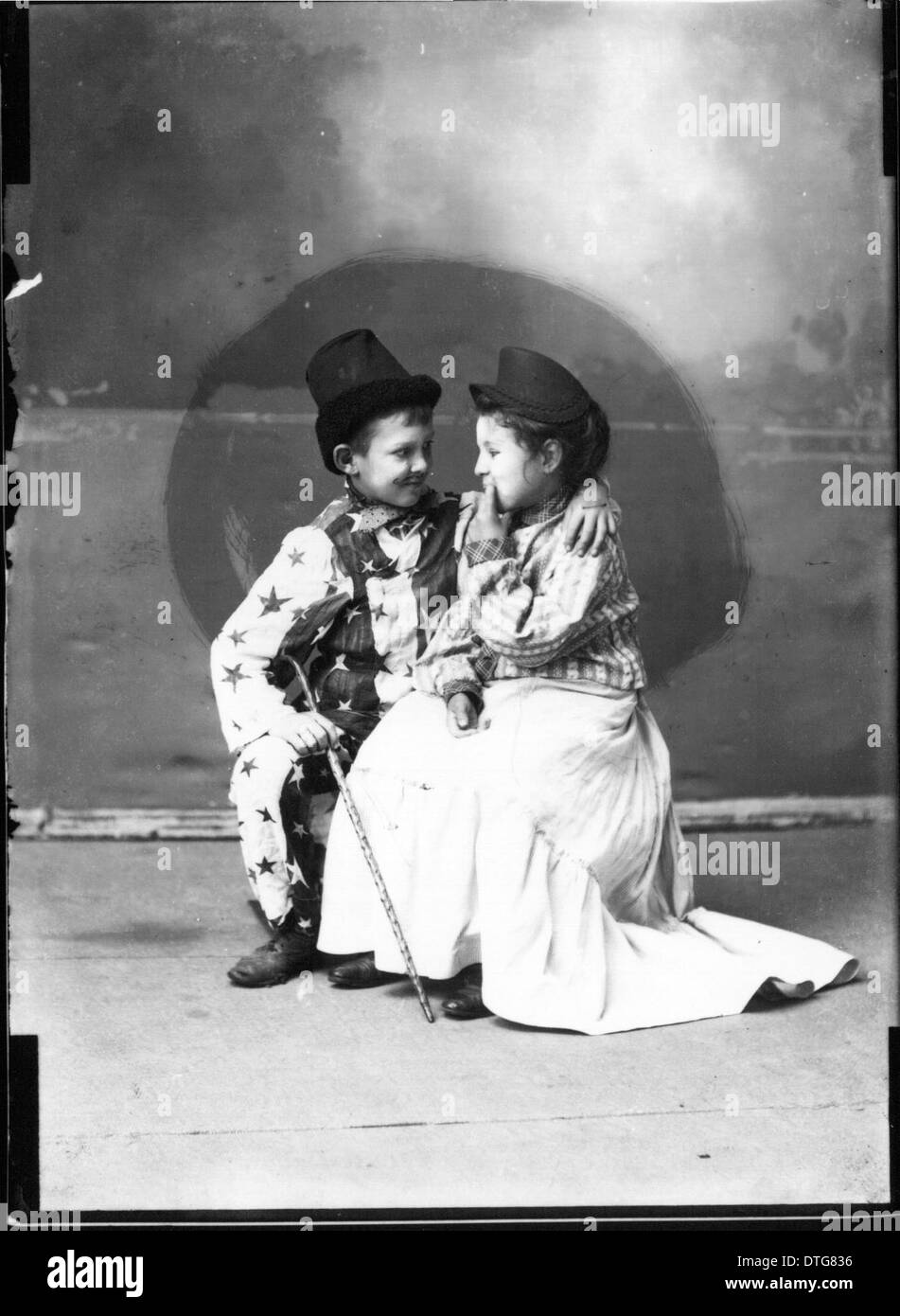 Questa immagine cattura i bambini che si esibiscono in una produzione teatrale, mostrando i loro costumi e recitazione. La scena fa parte della storia della Miami University, come documentato nelle loro collezioni digitali, fornendo approfondimenti sulle performance e sull'impatto culturale del teatro guidato dagli studenti a Oxford, Ohio. Foto Stock