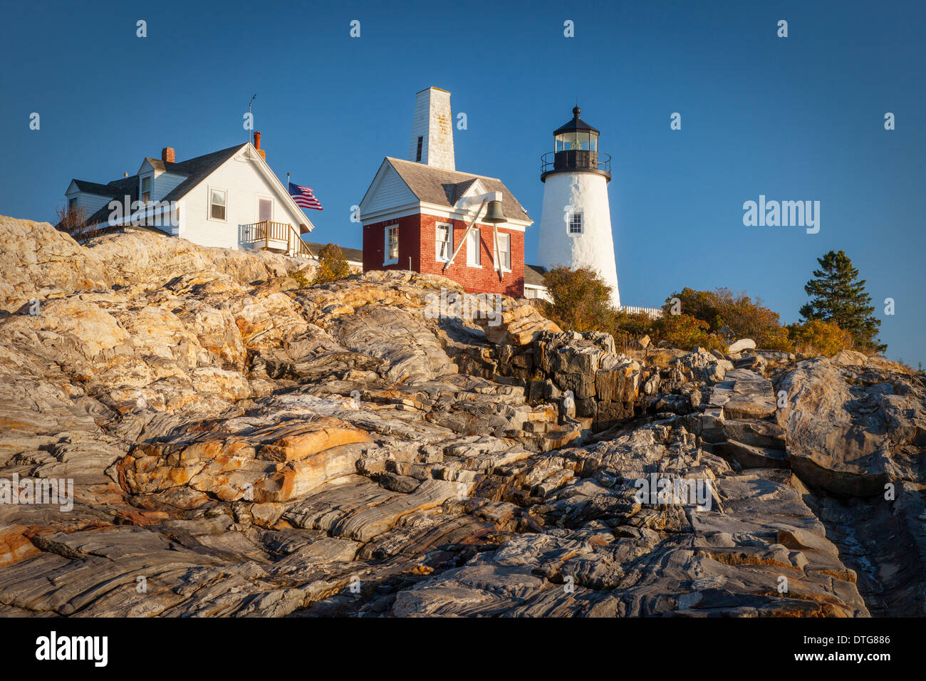 Striature di roccia sotto Pemaquid Point Lighthouse vicino a Bristol, Maine, Stati Uniti d'America Foto Stock