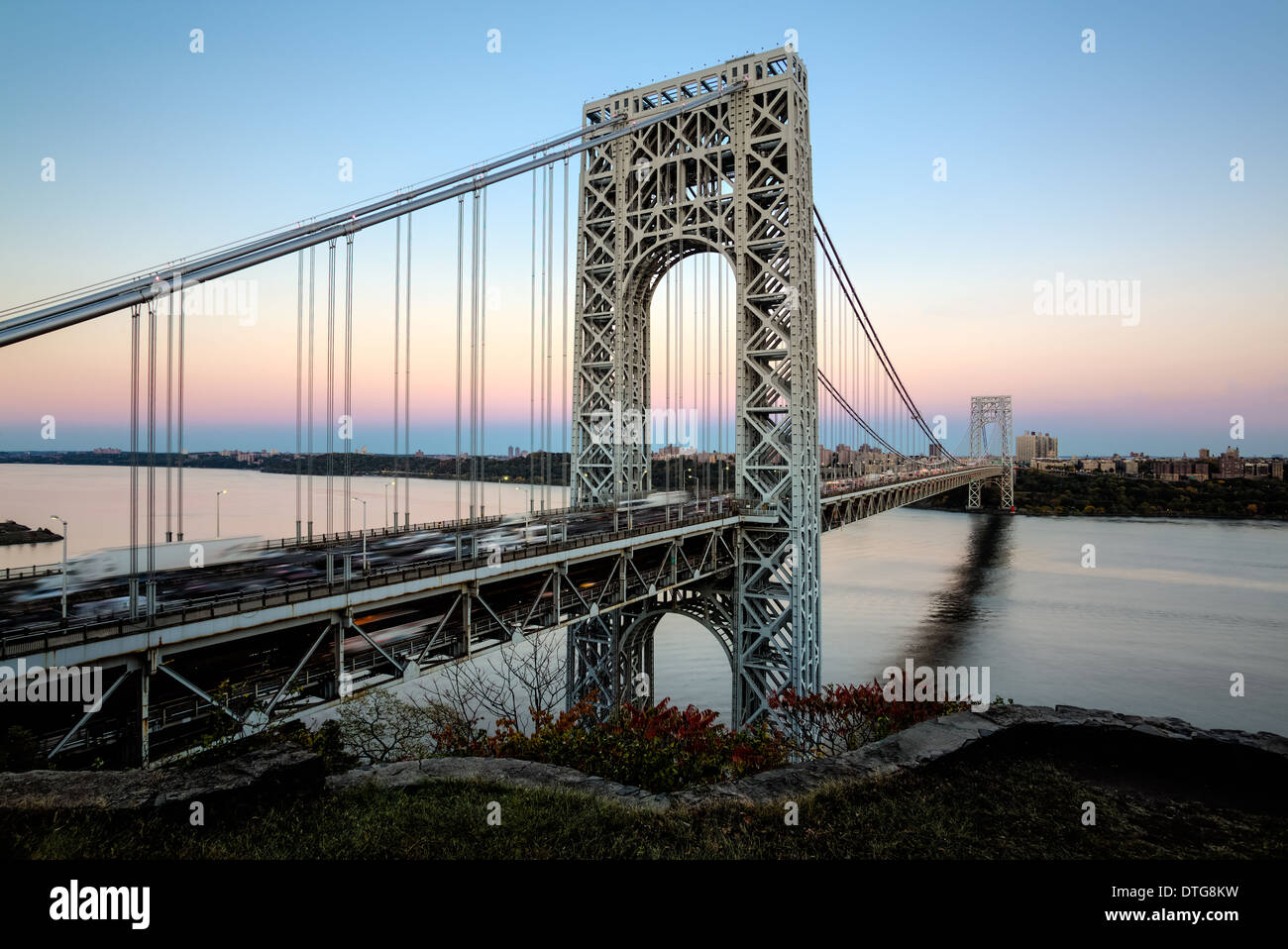 Uno Sguardo a il Ponte George Washington Bridge durante le ore di punta e al tramonto. Foto Stock